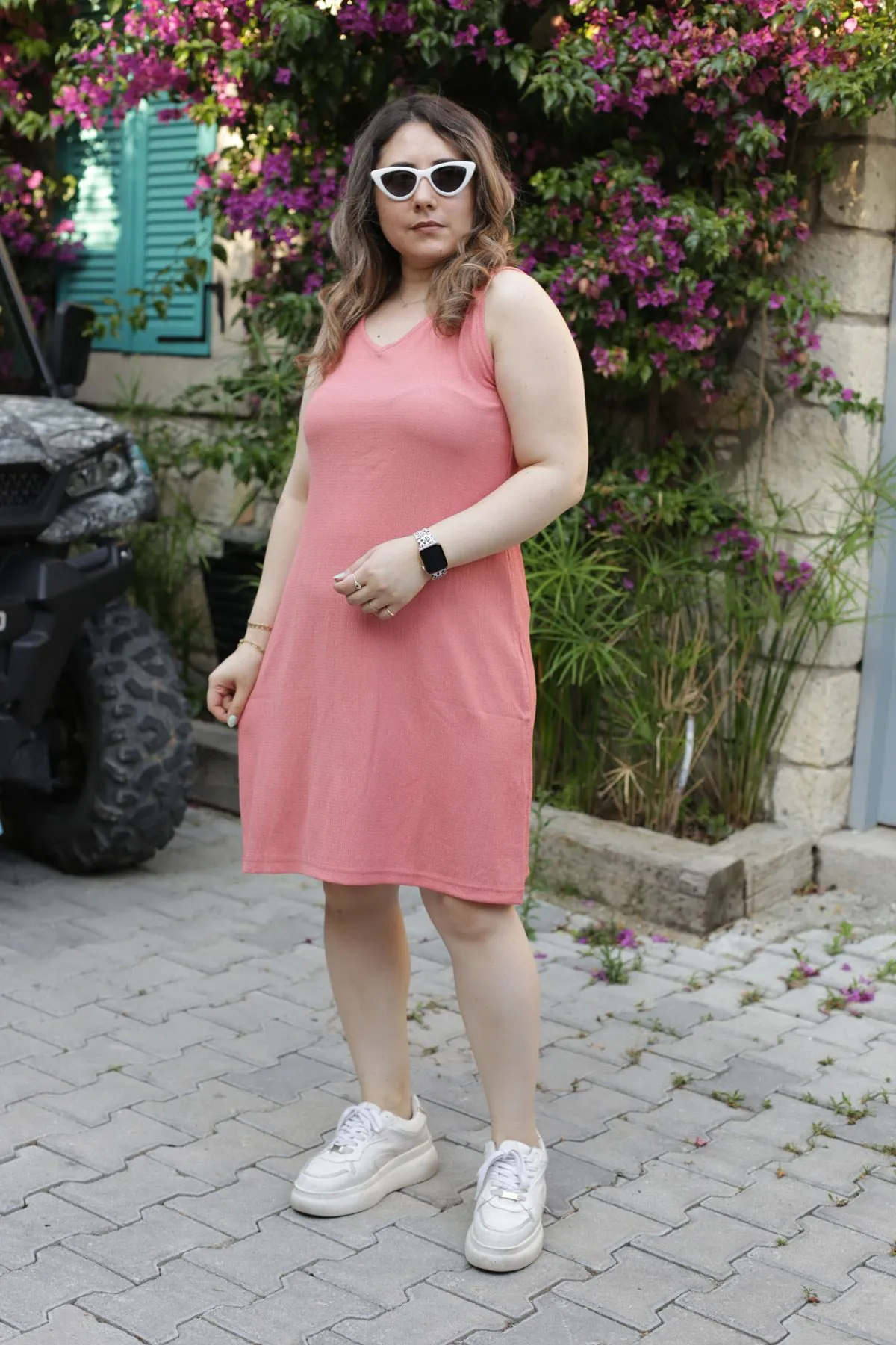 RENKTE V YAKA PUDRA BÜRÜMCÜK ELBİSE