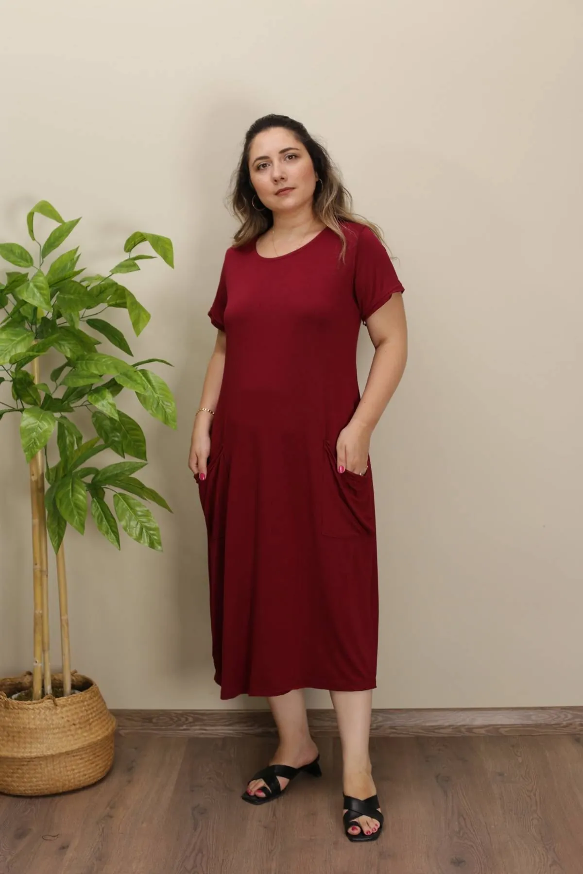 RENKTE GENİŞ KESİM CEPLİ BORDO ELBİSE