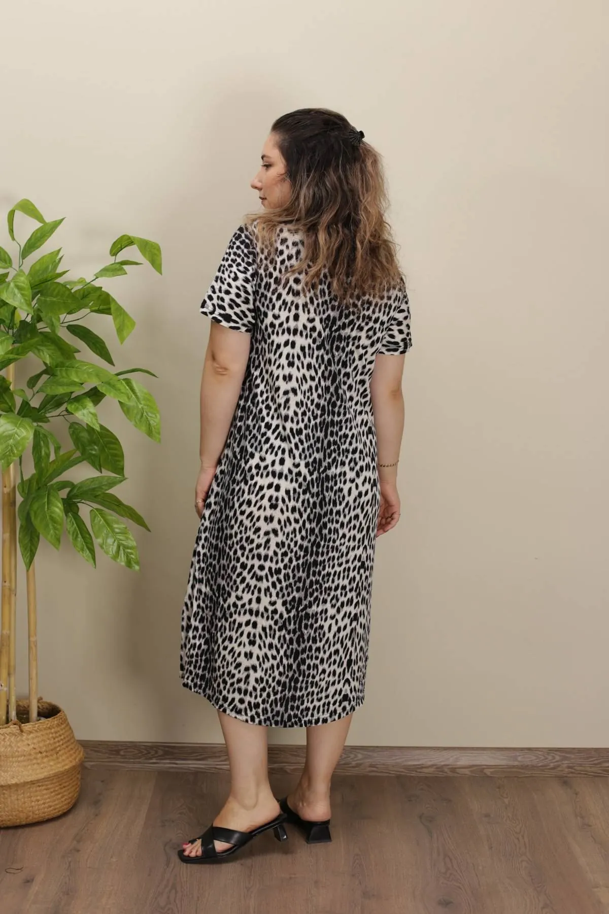 RENKTE KISA KOLLU LEOPAR DESEN ELBİSE