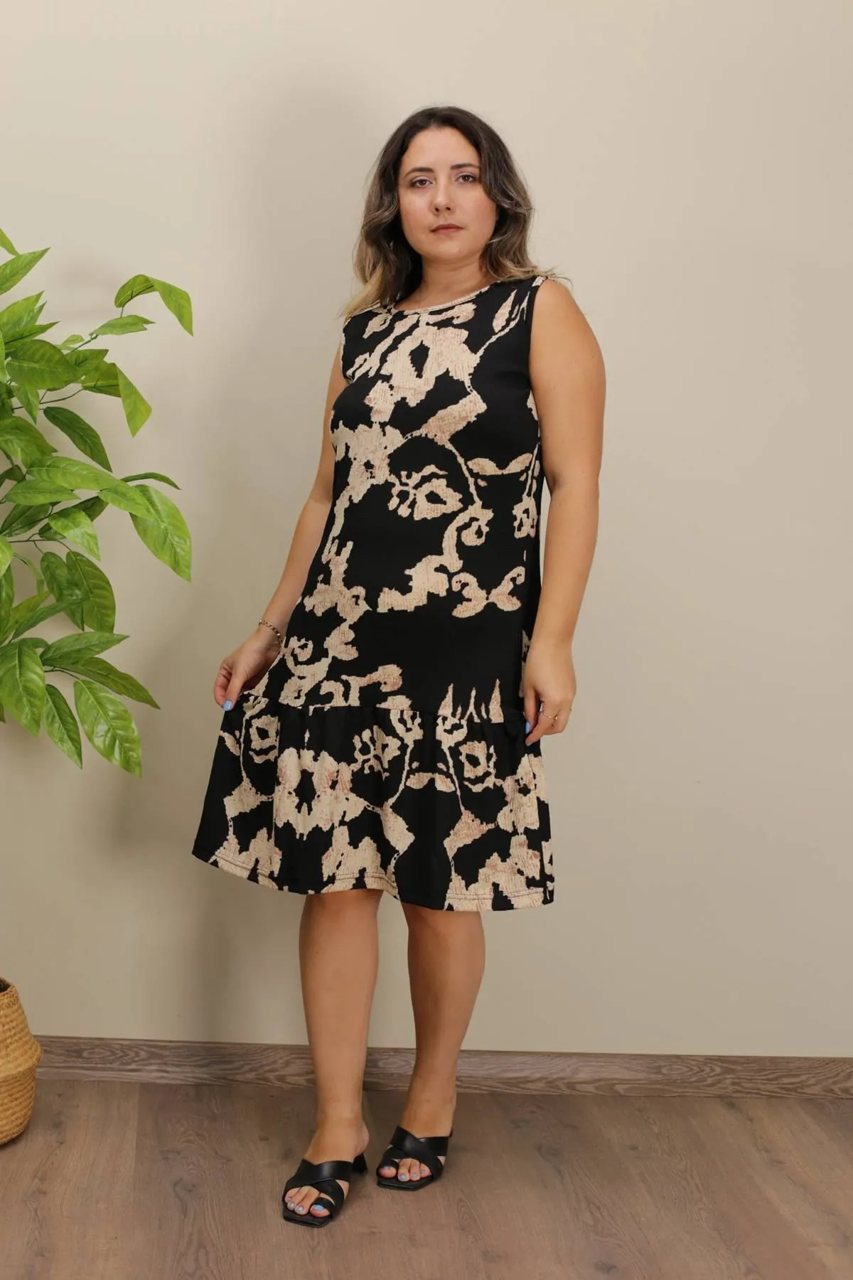 RENKTE ETEĞİ BÜZGÜLÜ KALIN ASKILI DESENLİ ELBİSE