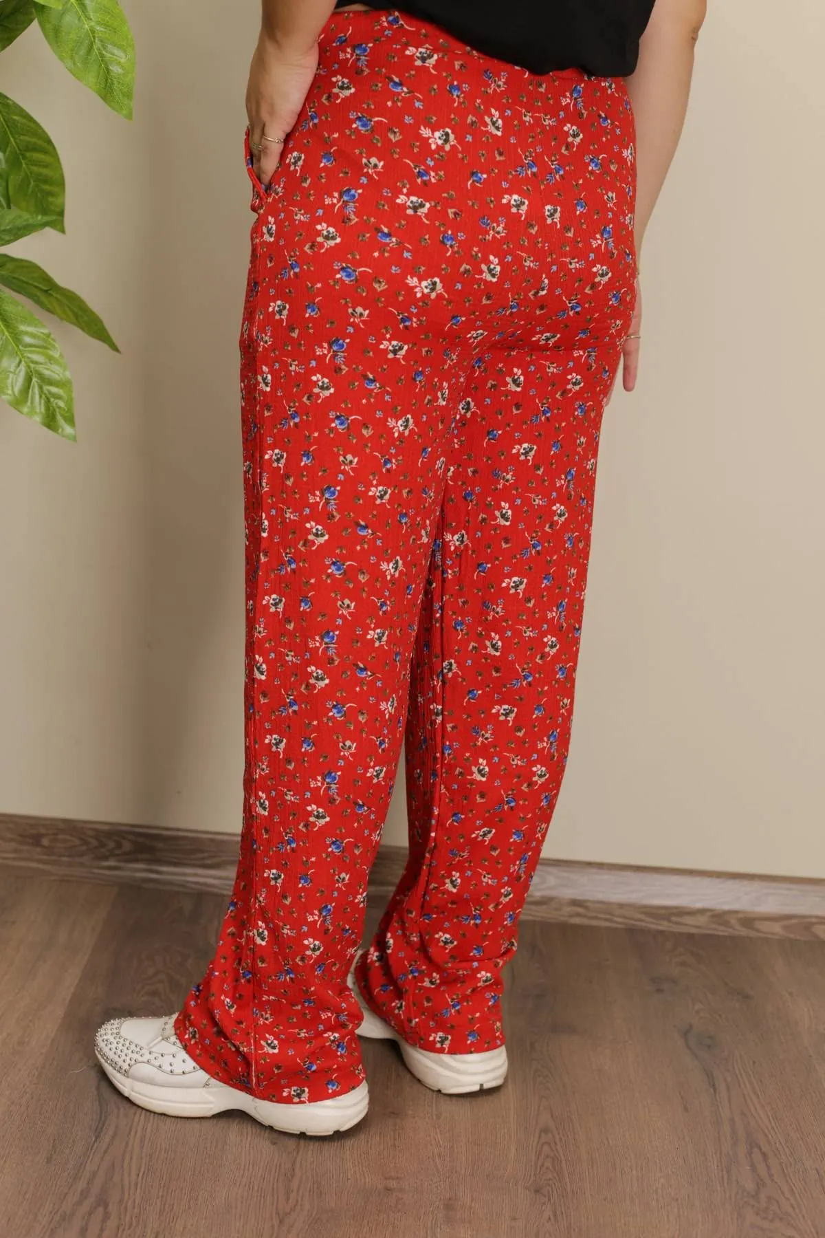 RENKTE DESENLİ ESNEK BÜRÜMCÜK BOL PAÇA PANTOLON
