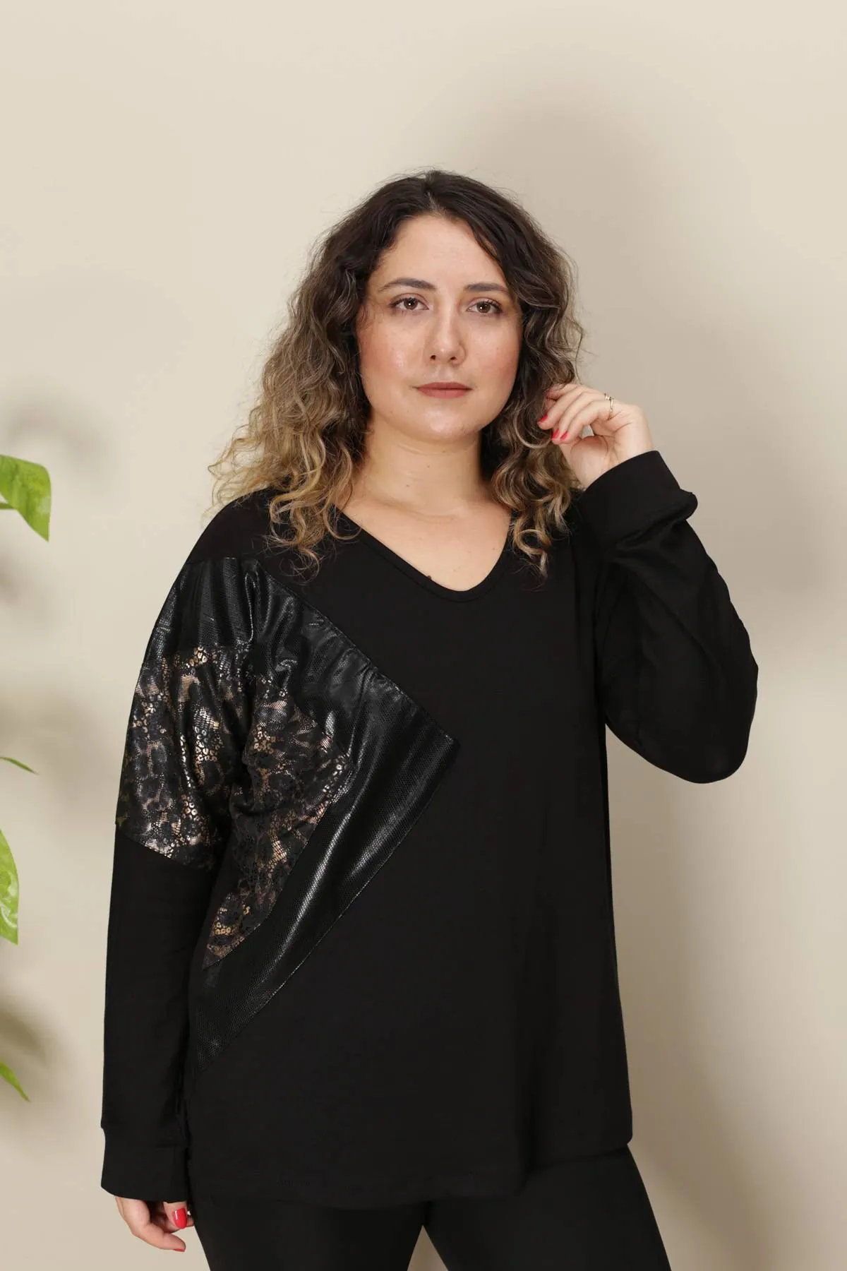 RENKTE LEOPAR VE DERİ GARNİLİ TASARIM SİYAH BLUZ