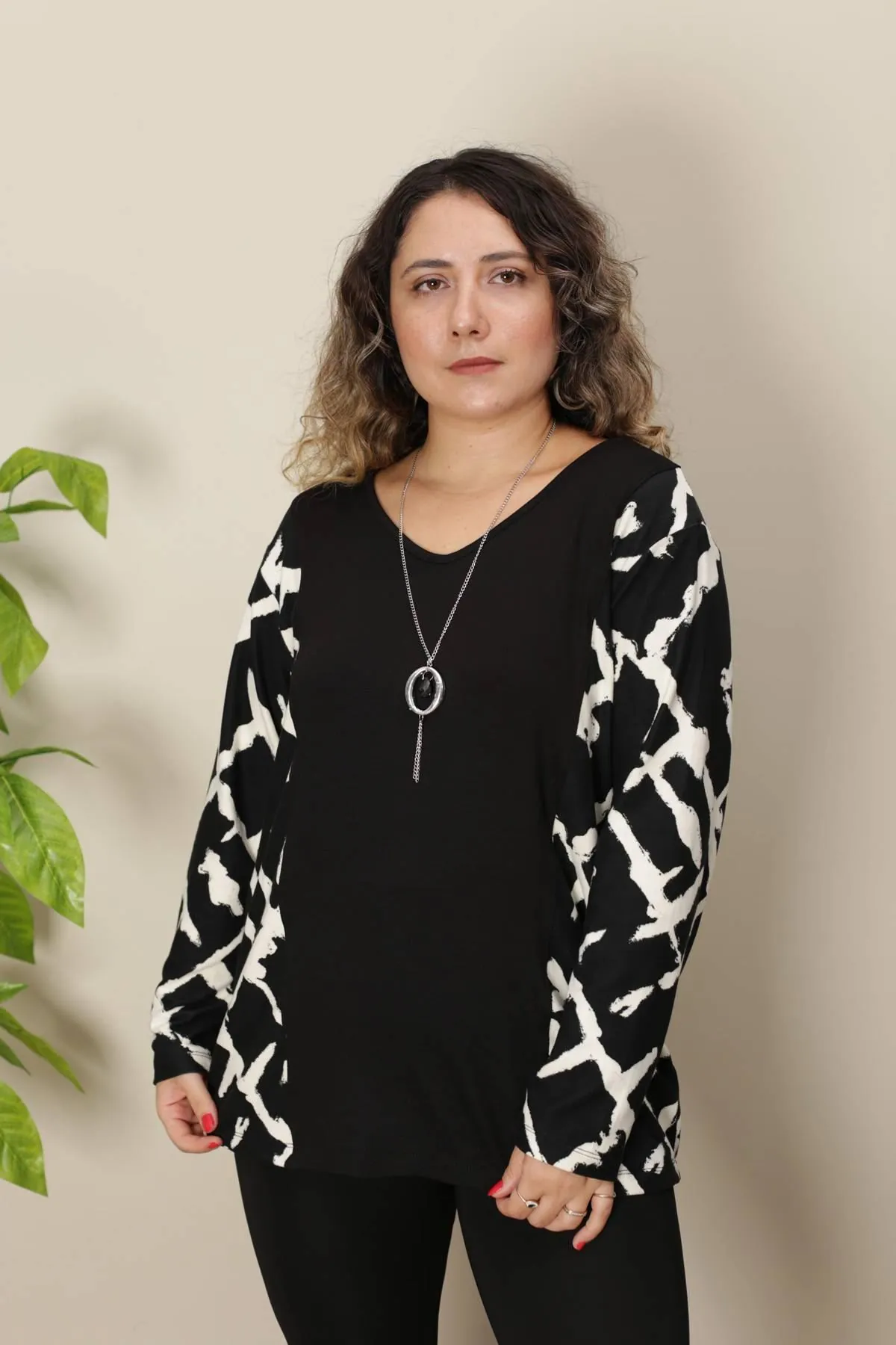 RENKTE KOLYELİ YANLARI GARNİLİ SİYAH BLUZ