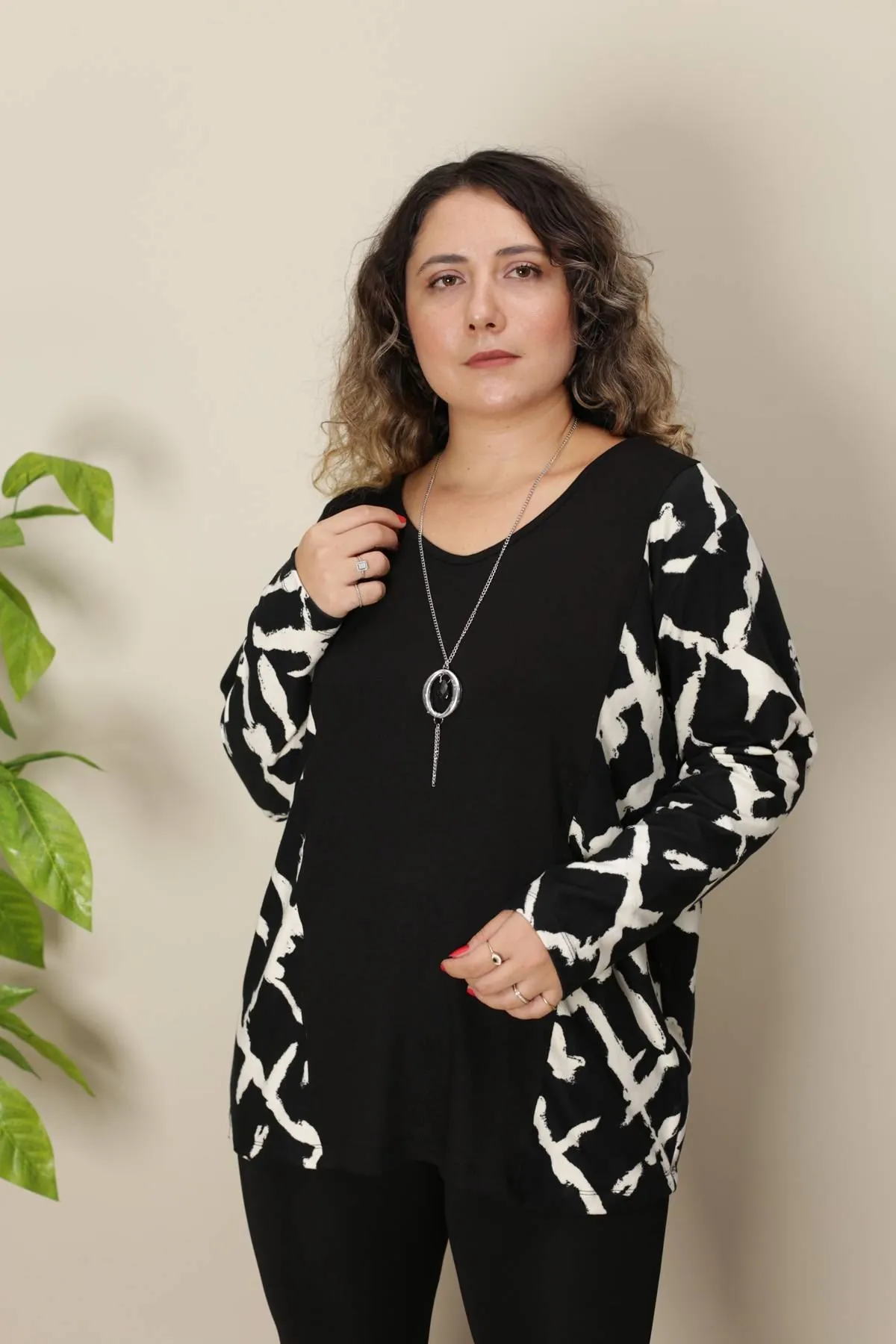 RENKTE KOLYELİ YANLARI GARNİLİ SİYAH BLUZ