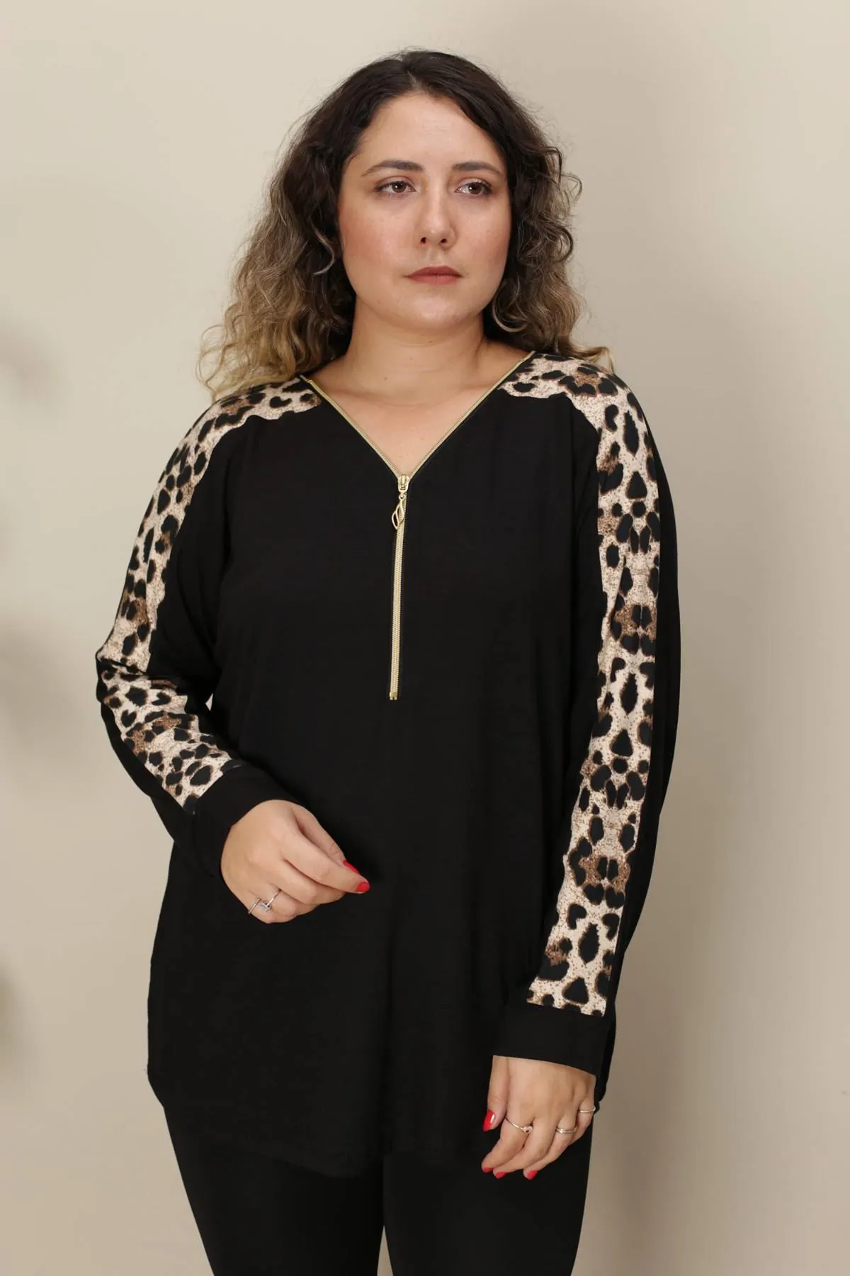 RENKTE OMUZLARI LEOPAR GARNİLİ FERMUARLI SİYAH BLUZ