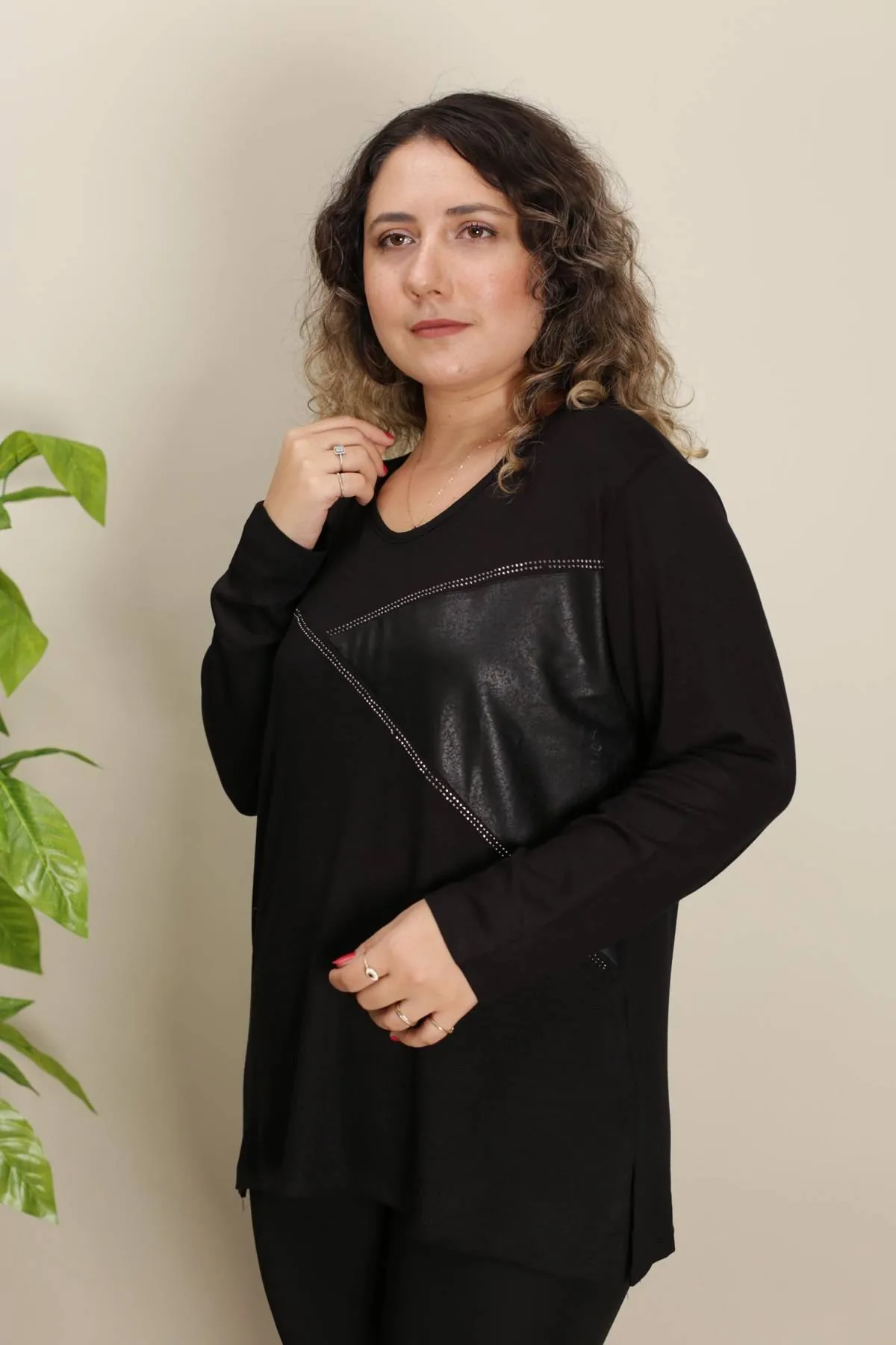RENKTE TAŞLI ÜÇGEN GARNİLİ SİYAH BLUZ