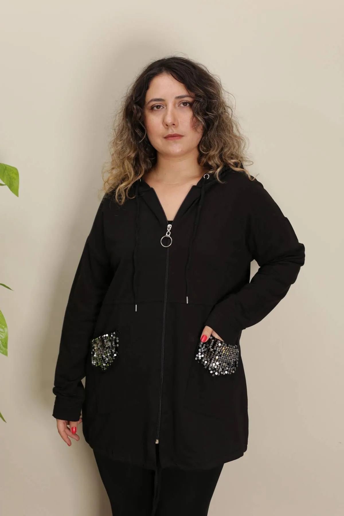 RENKTE CEP KAPAKLARI PULLU SİYAH CEKET