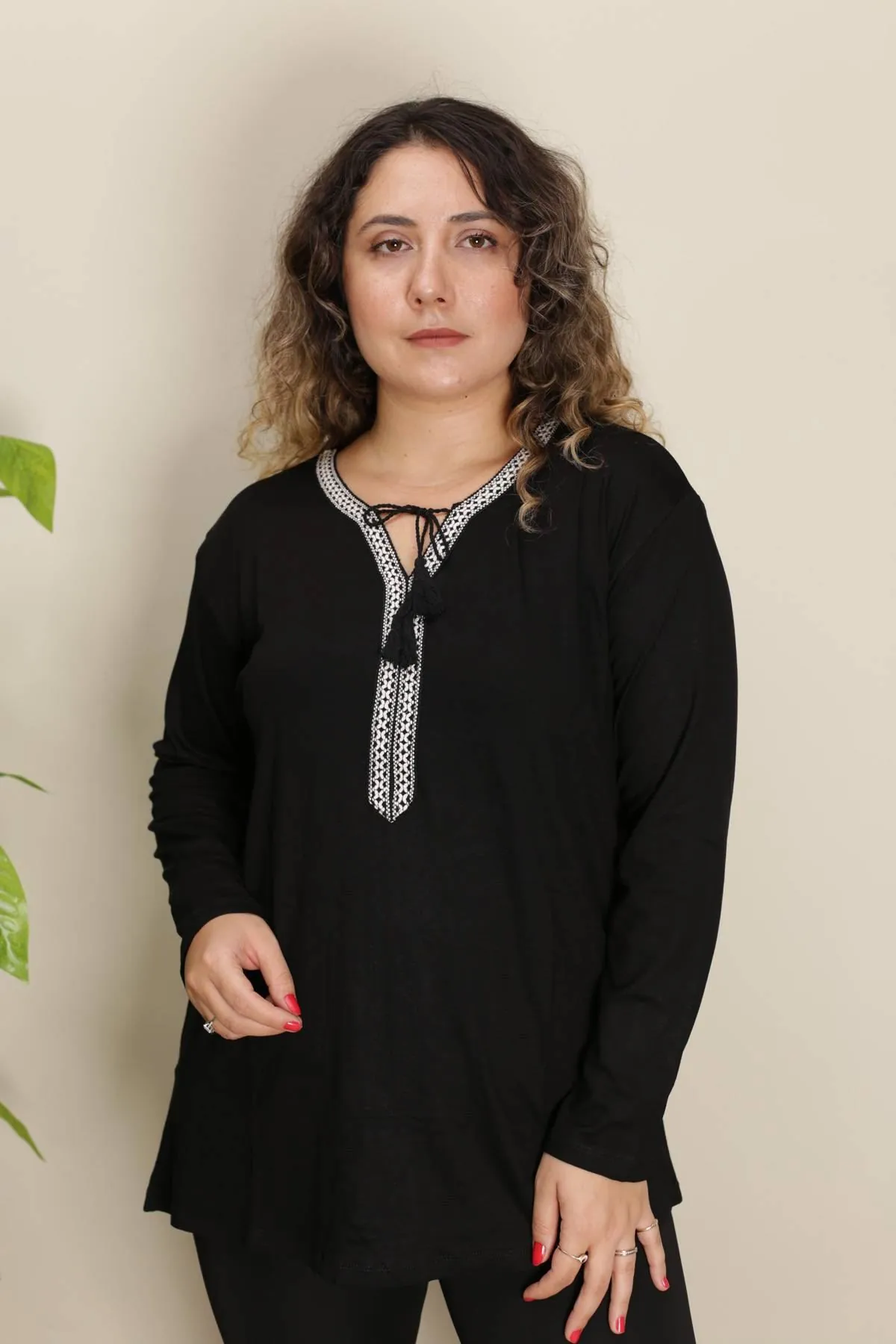 RENKTE YAKASI OTANTİK SİYAH BLUZ