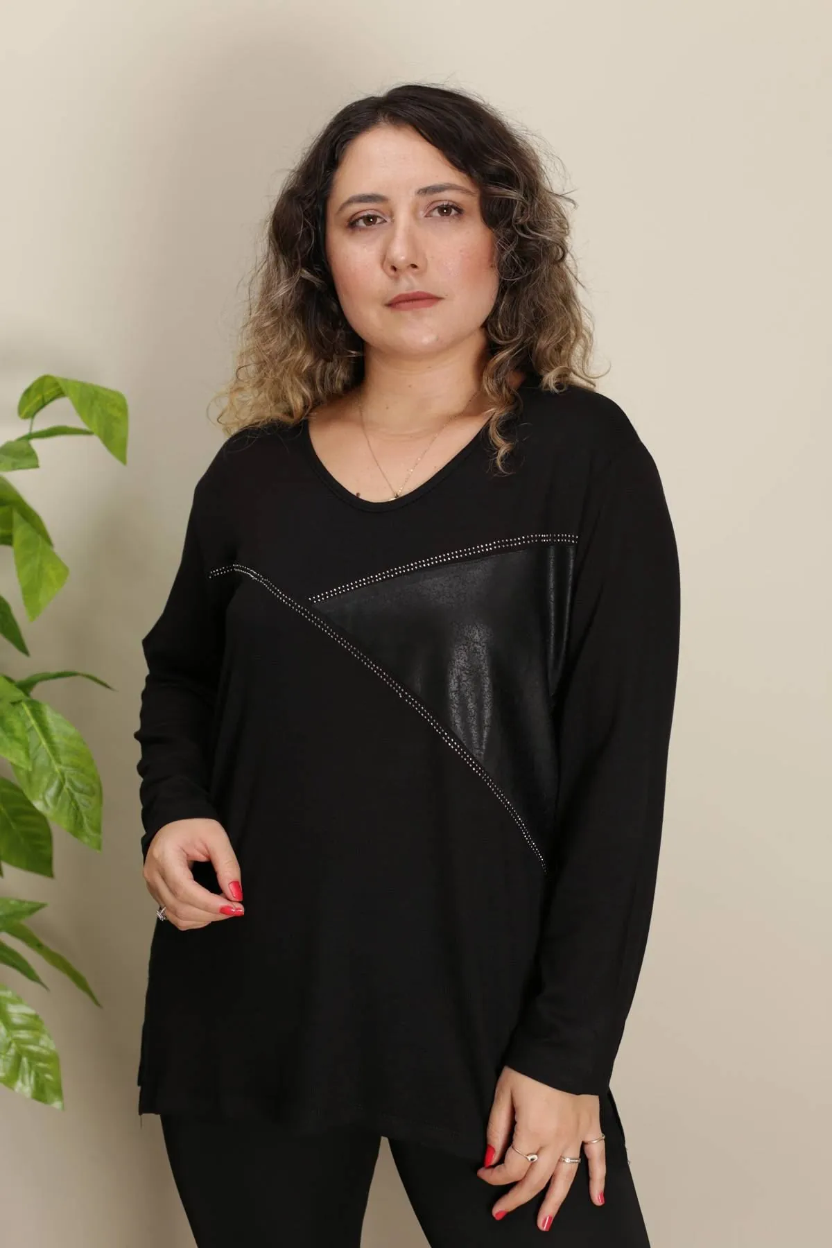 RENKTE TAŞLI ÜÇGEN GARNİLİ SİYAH BLUZ
