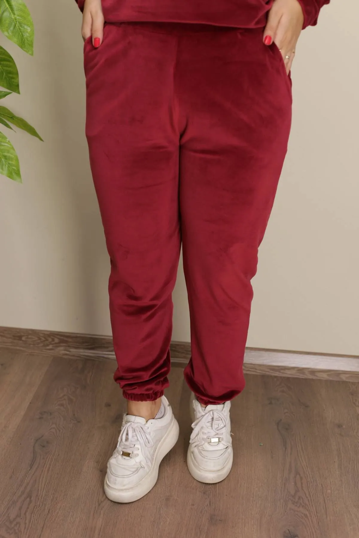 RENKTE GENİŞ KESİM ESNEK BORDO KADİFE TAKIM