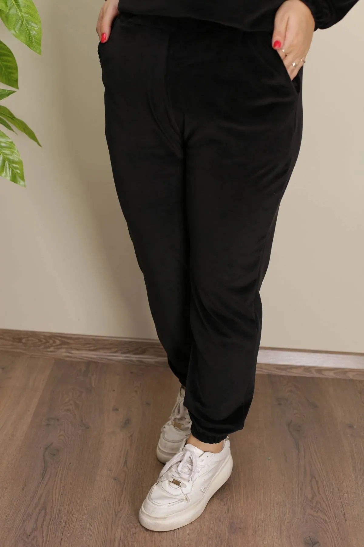 RENKTE GENİŞ KESİM ESNEK SİYAH KADİFE TAKIM