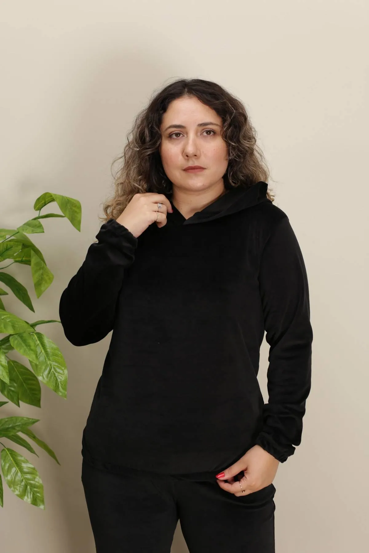 RENKTE GENİŞ KESİM ESNEK SİYAH KADİFE TAKIM