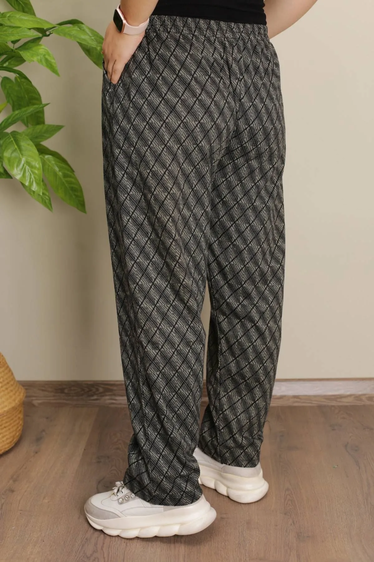 RENKTE JAKARLI BATTAL DESENLİ PANTOLON
