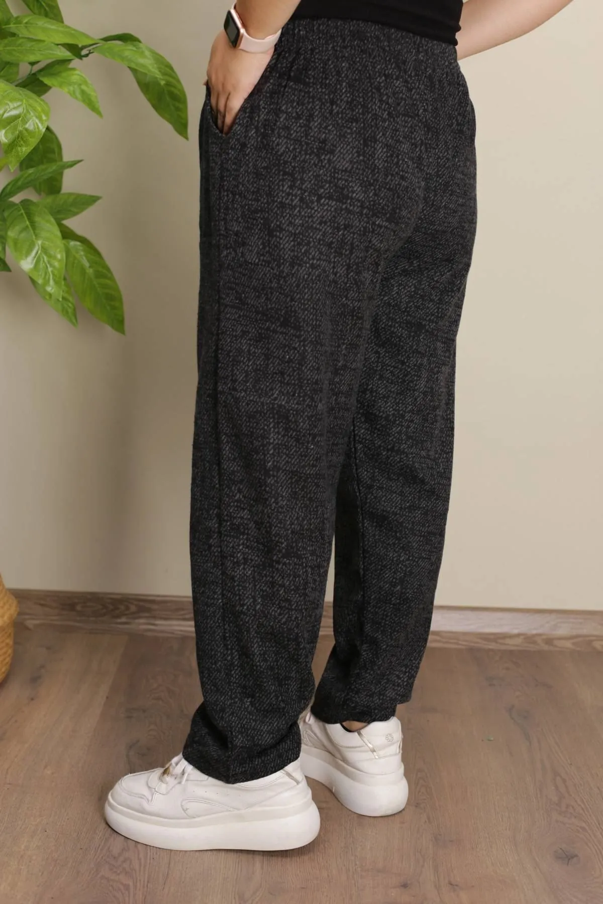 RENKTE JAKARLI BATTAL DESENLİ PANTOLON