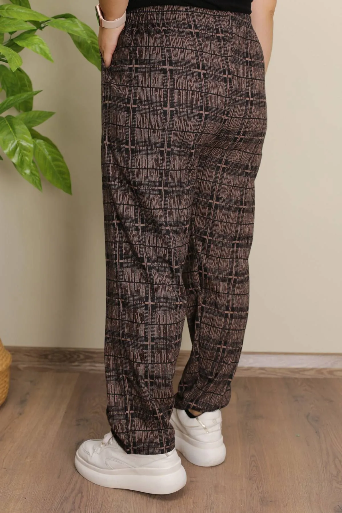 RENKTE JAKARLI BATTAL DESENLİ PANTOLON