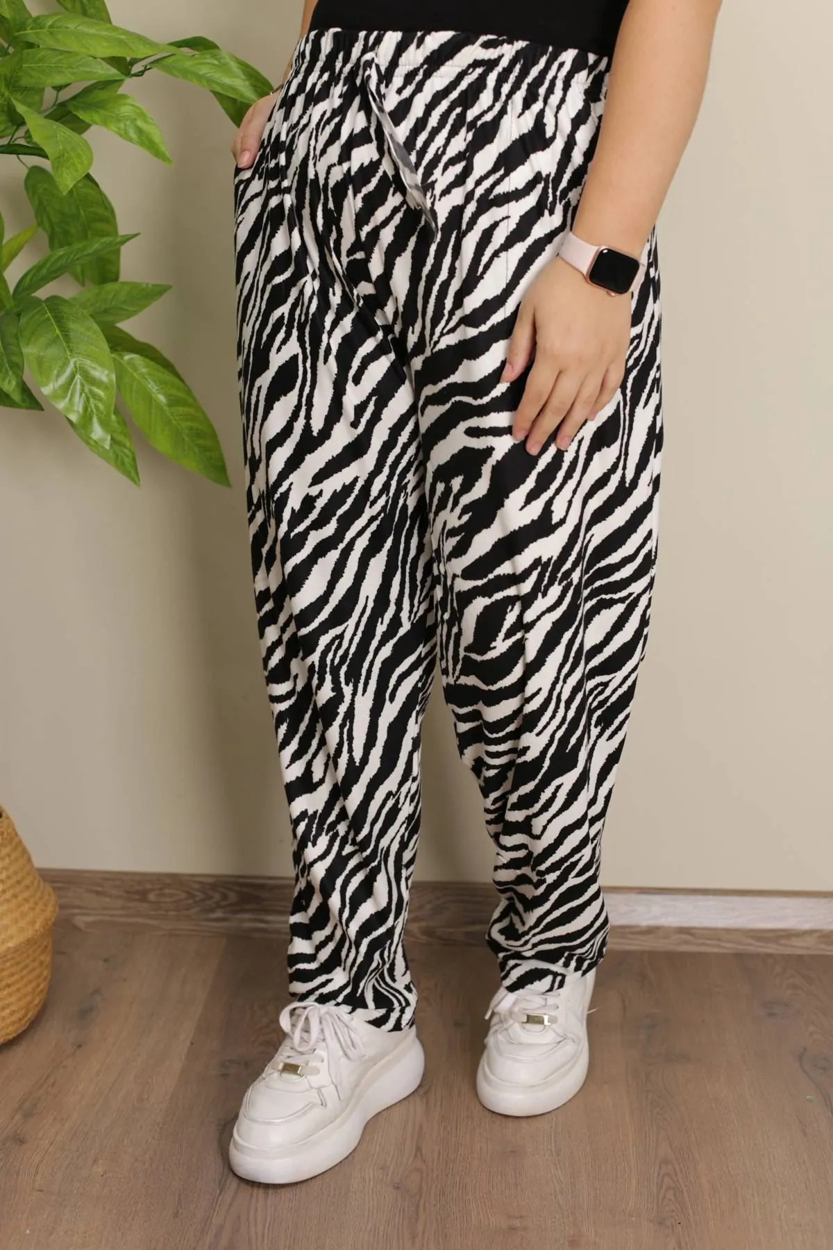 RENKTE BATTAL DESENLİ SÜET PANTOLON