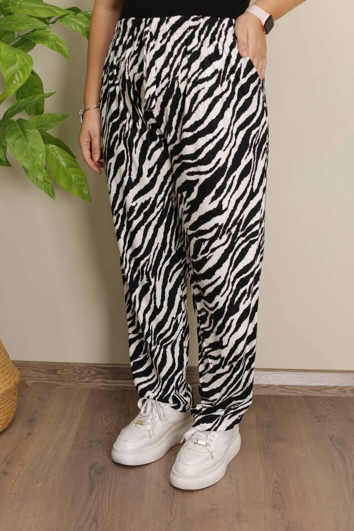 RENKTE BATTAL DESENLİ SÜET PANTOLON