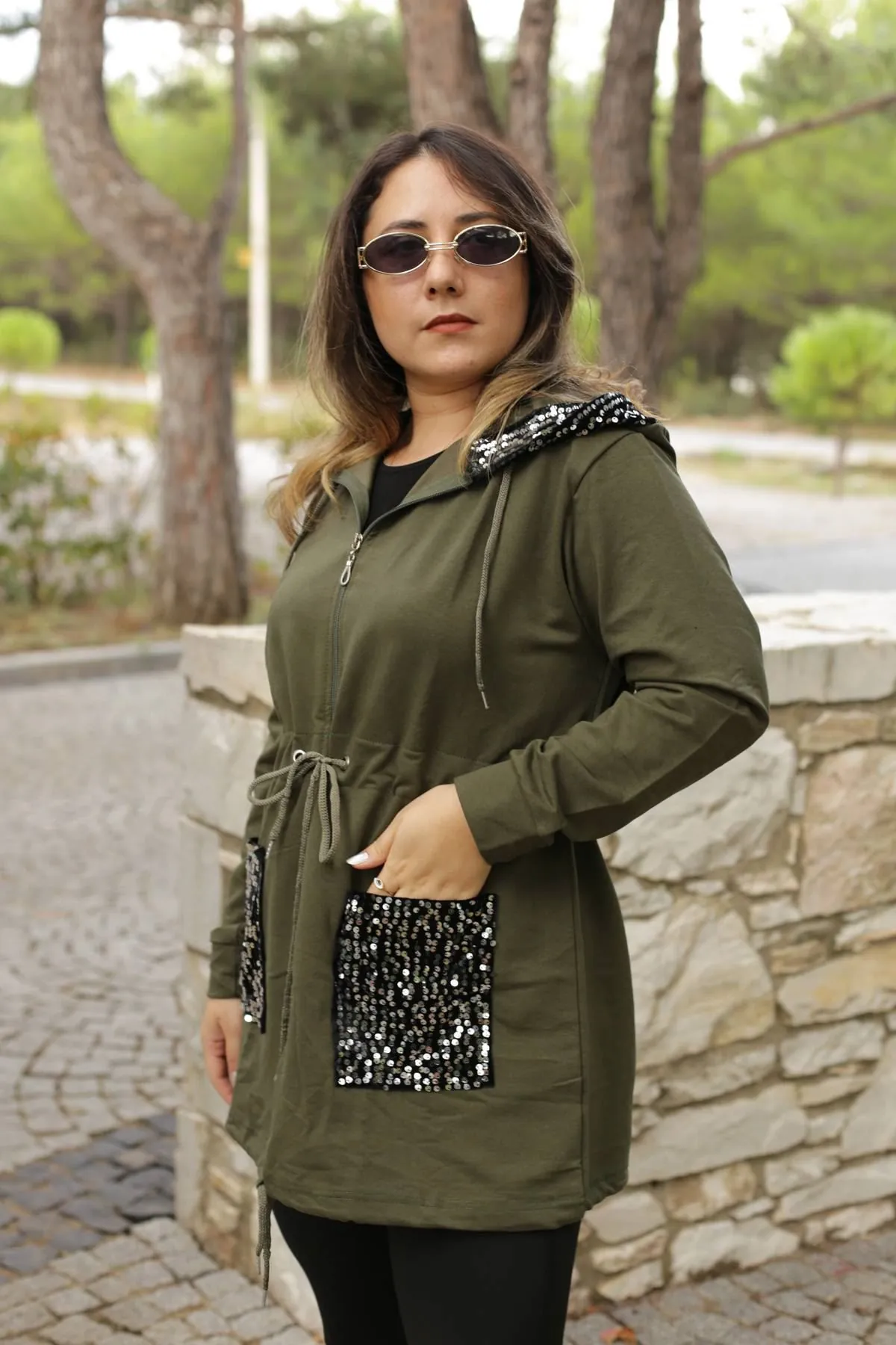 RENKTE BELİ İPLİ KAPŞONLU PULLU HAKİ YEŞİL CEKET