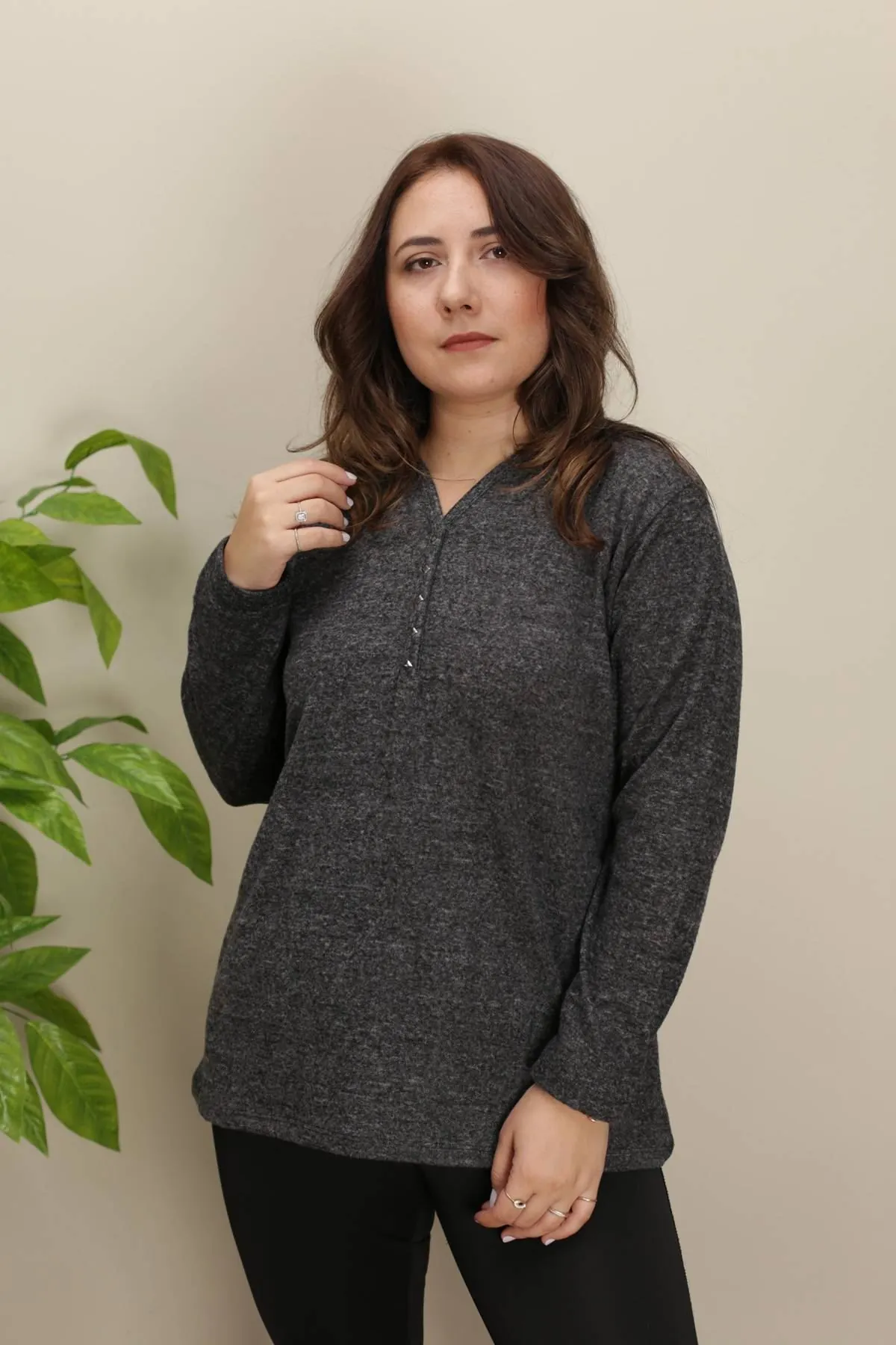 RENKTE GENİŞ KESİM V YAKA ANTRASİT TRİKO BLUZ