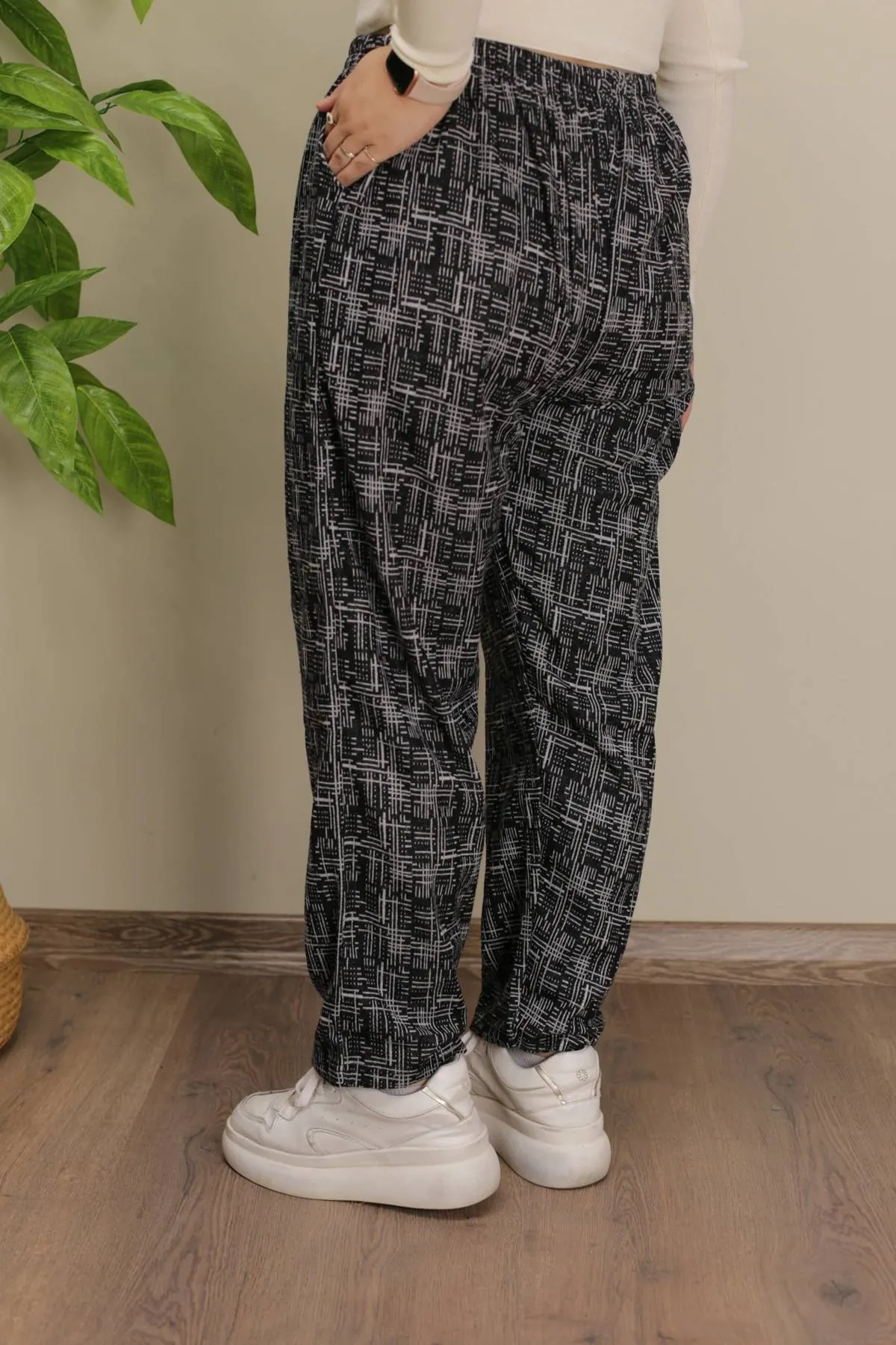 RENKTE JAKARLI BATTAL DESENLİ PANTOLON