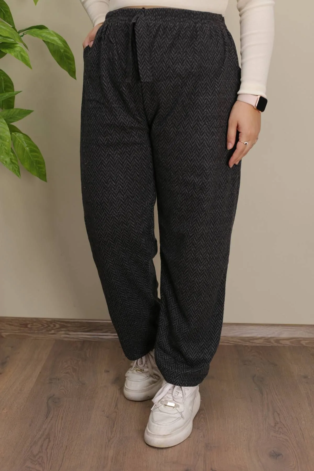 RENKTE JAKARLI BATTAL DESENLİ PANTOLON