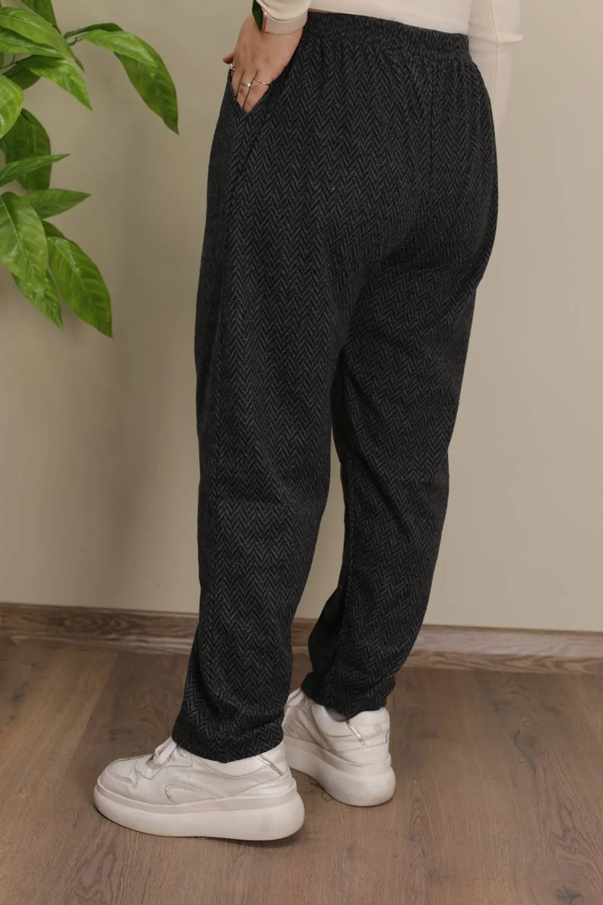 RENKTE JAKARLI BATTAL DESENLİ PANTOLON