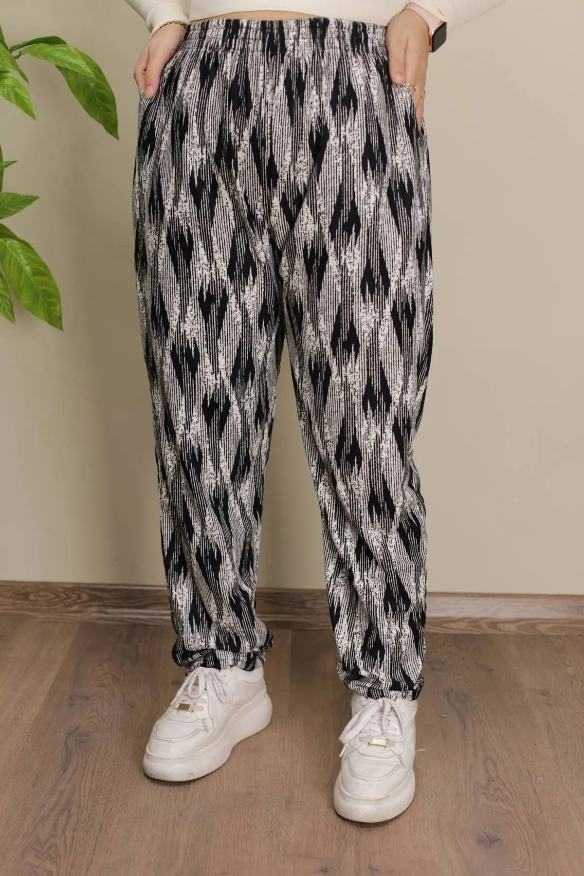 RENKTE BATTAL DESENLİ SÜET PANTOLON