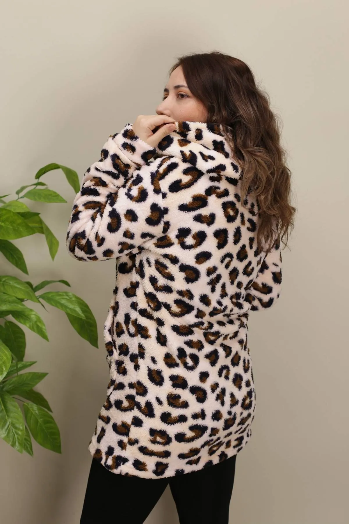 RENKTE GENİŞ KESİM LEOPAR PELUŞ CEKET&MONT