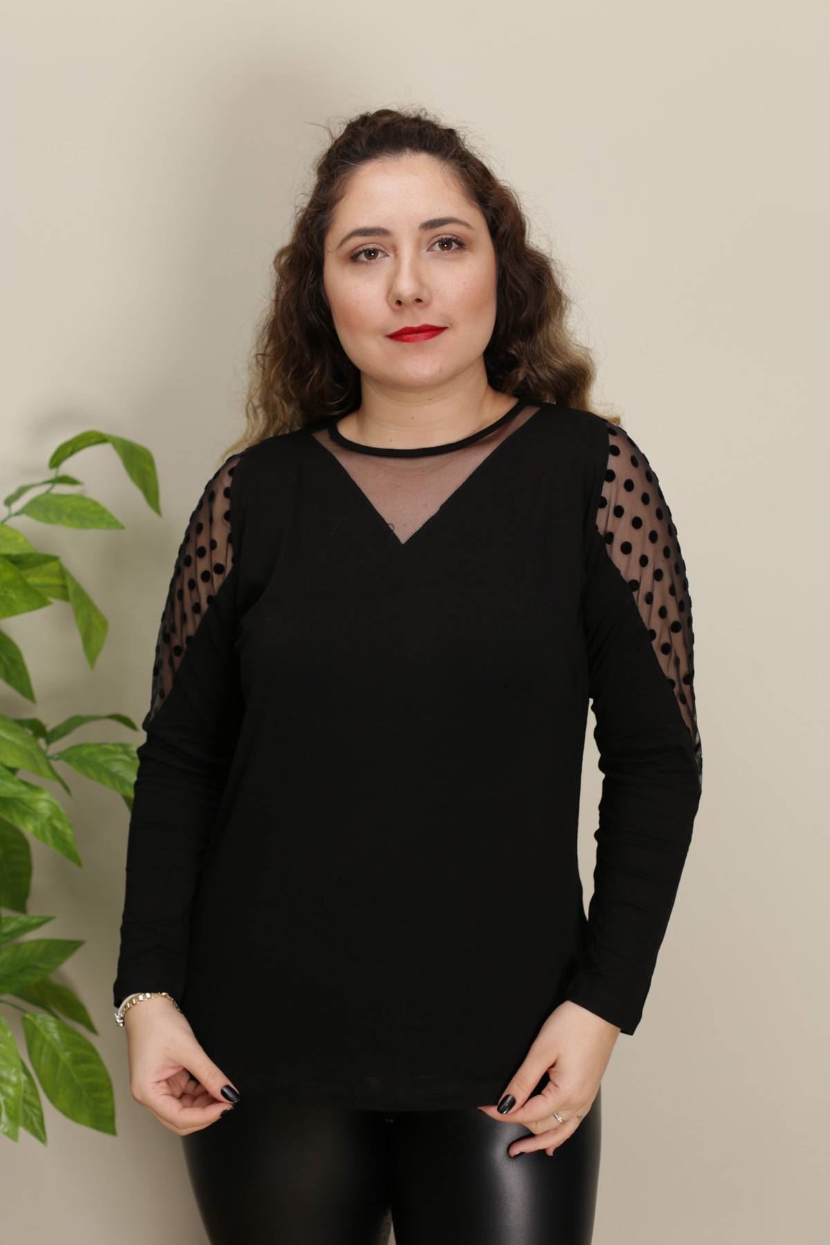 RENKTE KOLU DANTEL DETAYLI SİYAH BLUZ