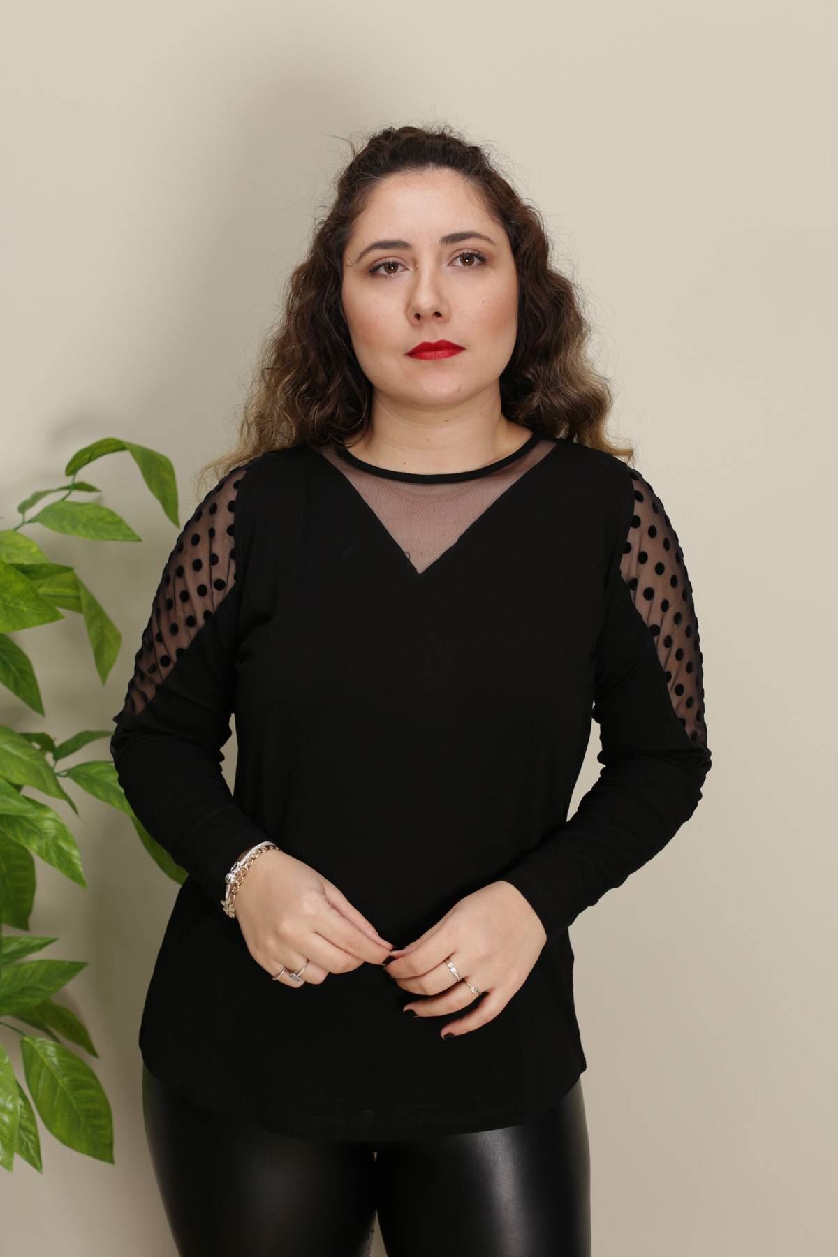 RENKTE KOLU DANTEL DETAYLI SİYAH BLUZ