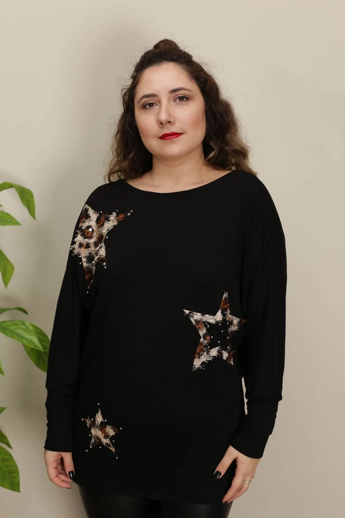 RENKTE LEOPAR YILDIZLI SİYAH BLUZ