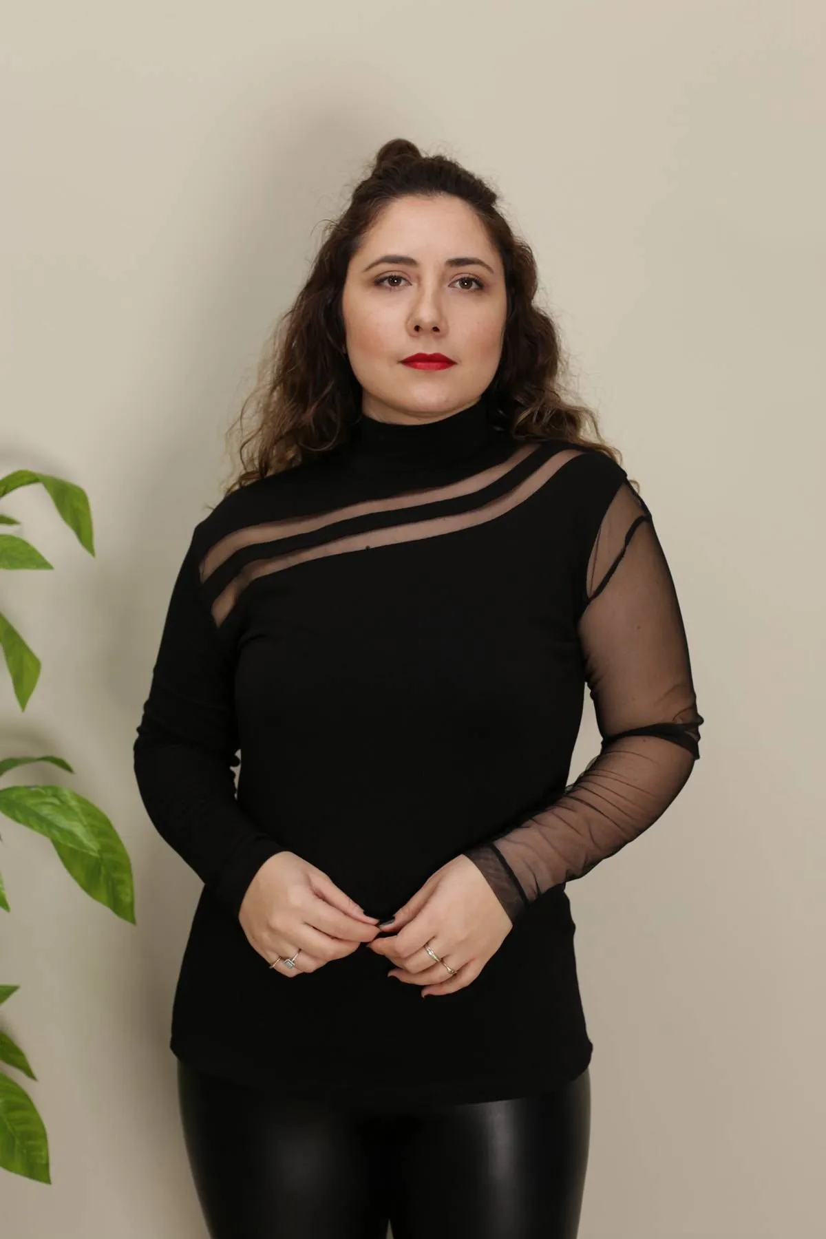 RENKTE TÜL DETAYLI BALIKÇI YAKA SİYAH BLUZ