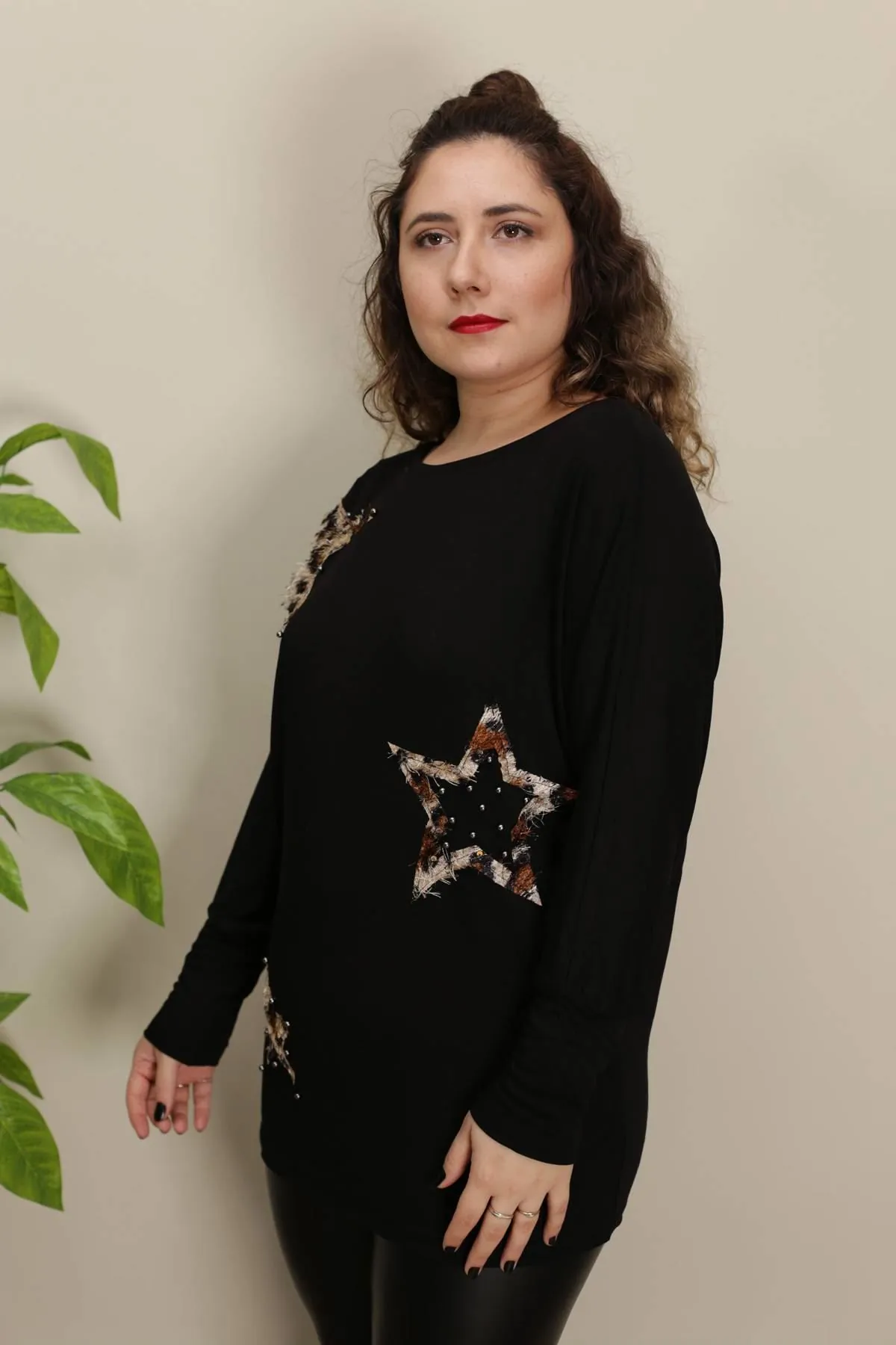 RENKTE LEOPAR YILDIZLI SİYAH BLUZ