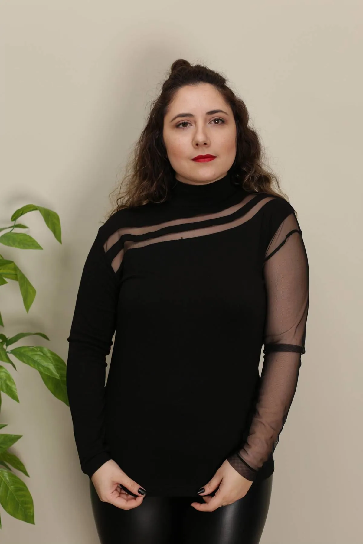 RENKTE TÜL DETAYLI BALIKÇI YAKA SİYAH BLUZ