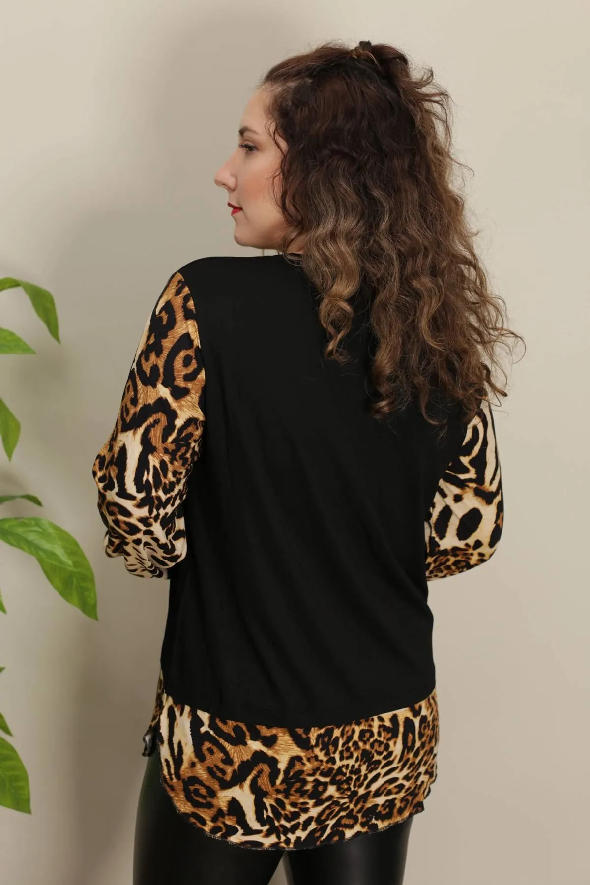 RENKTE KOLLARI VE ETEĞİ LEOPAR GARNİLİ SİYAH BLUZ