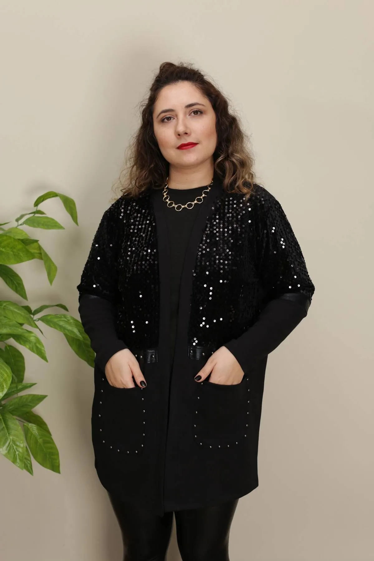 RENKTE İNCİ DETAYLI KADİFE PULLU SİYAH UZUN HIRKA