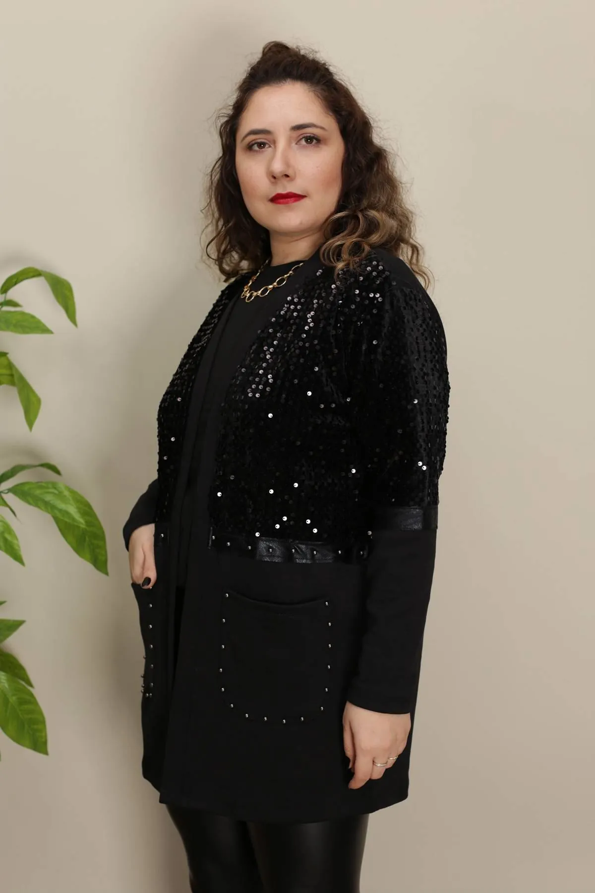 RENKTE İNCİ DETAYLI KADİFE PULLU SİYAH UZUN HIRKA