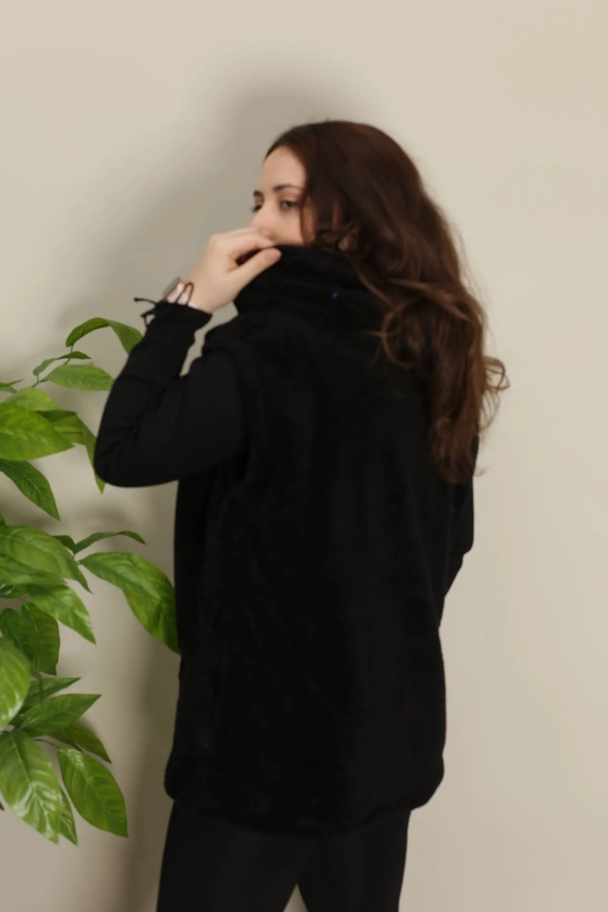 RENKTE KAPÜŞONLU CEPLİ SİYAH BATTAL PELUŞ YELEK