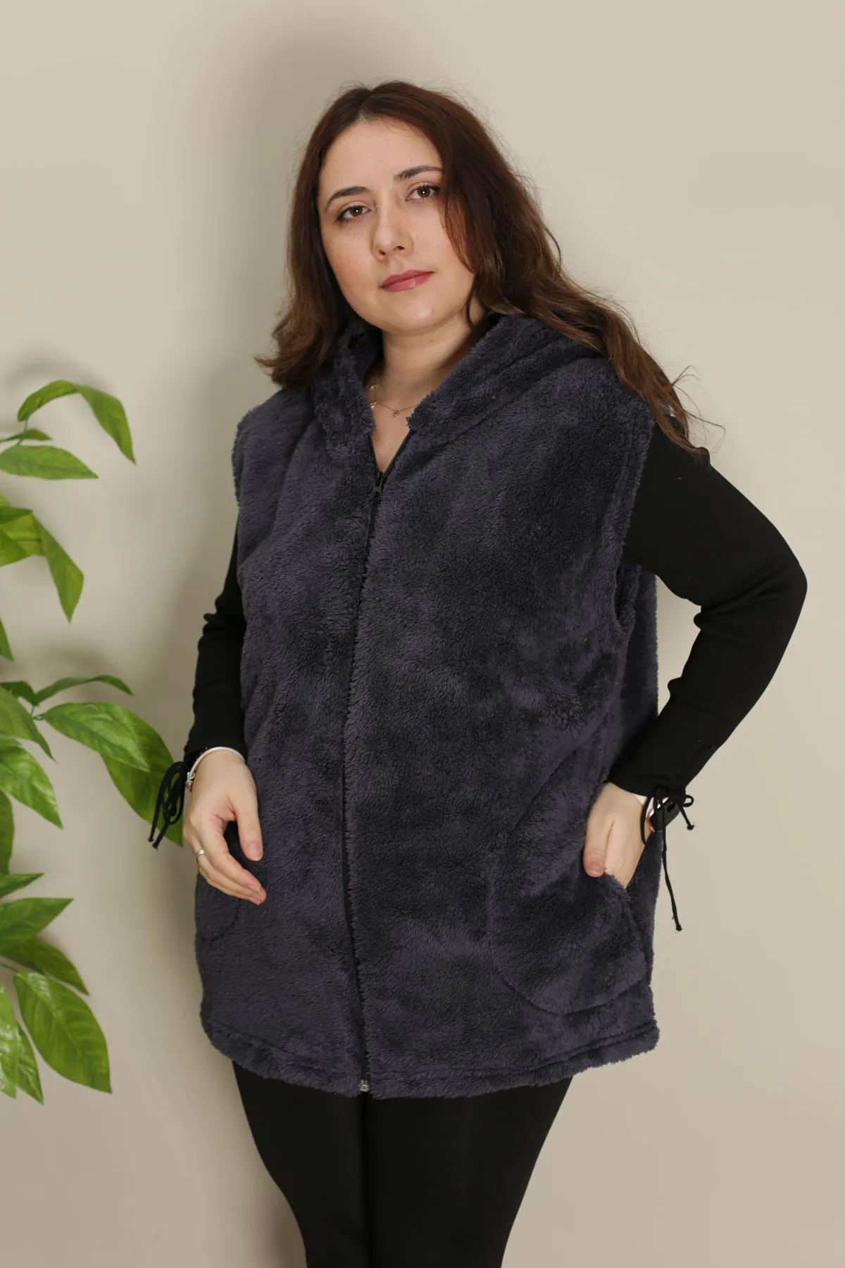 RENKTE KAPÜŞONLU CEPLİ FÜME BATTAL PELUŞ YELEK
