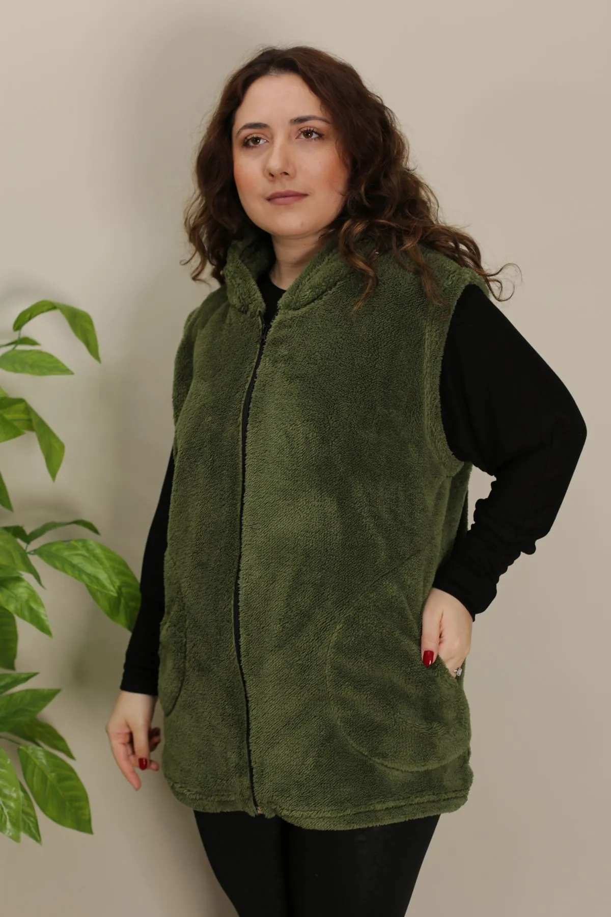 RENKTE ÖZEL ÜRETİM YEŞİL PELUŞ YELEK