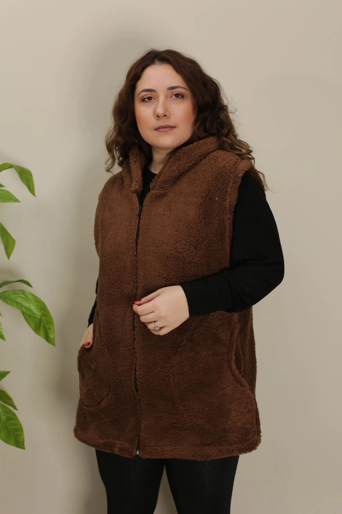RENKTE ÖZEL ÜRETİM KOYU KAHVERENGİ KUZU YELEK