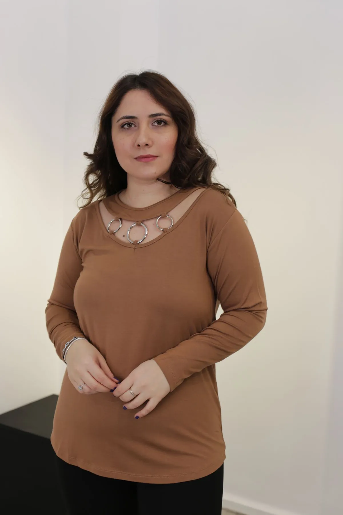 RENKTE YAKASI HALKA DETAYLI ESNEK KAHVE BLUZ