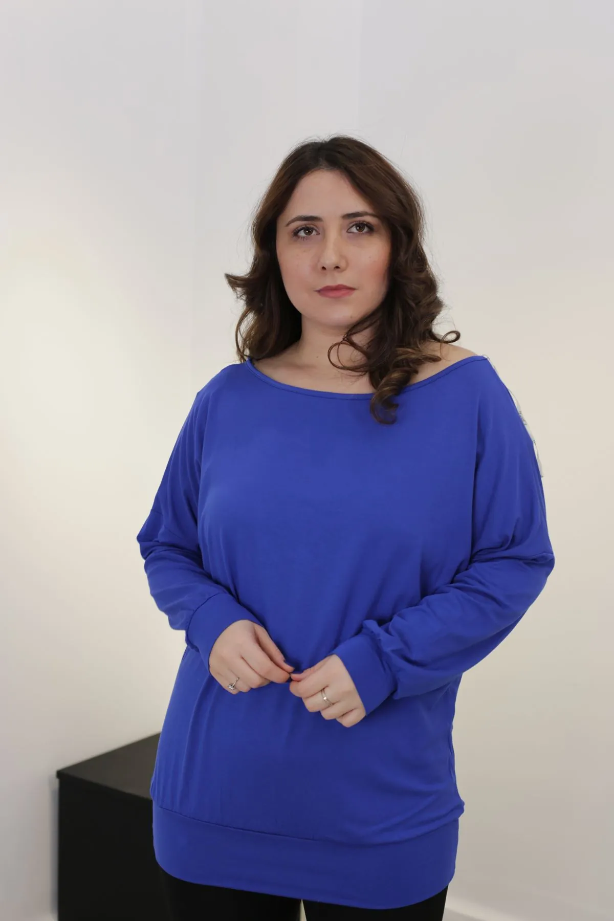 RENKTE GENİŞ KESİM KAYIK YAKA SAKS MAVİ BLUZ