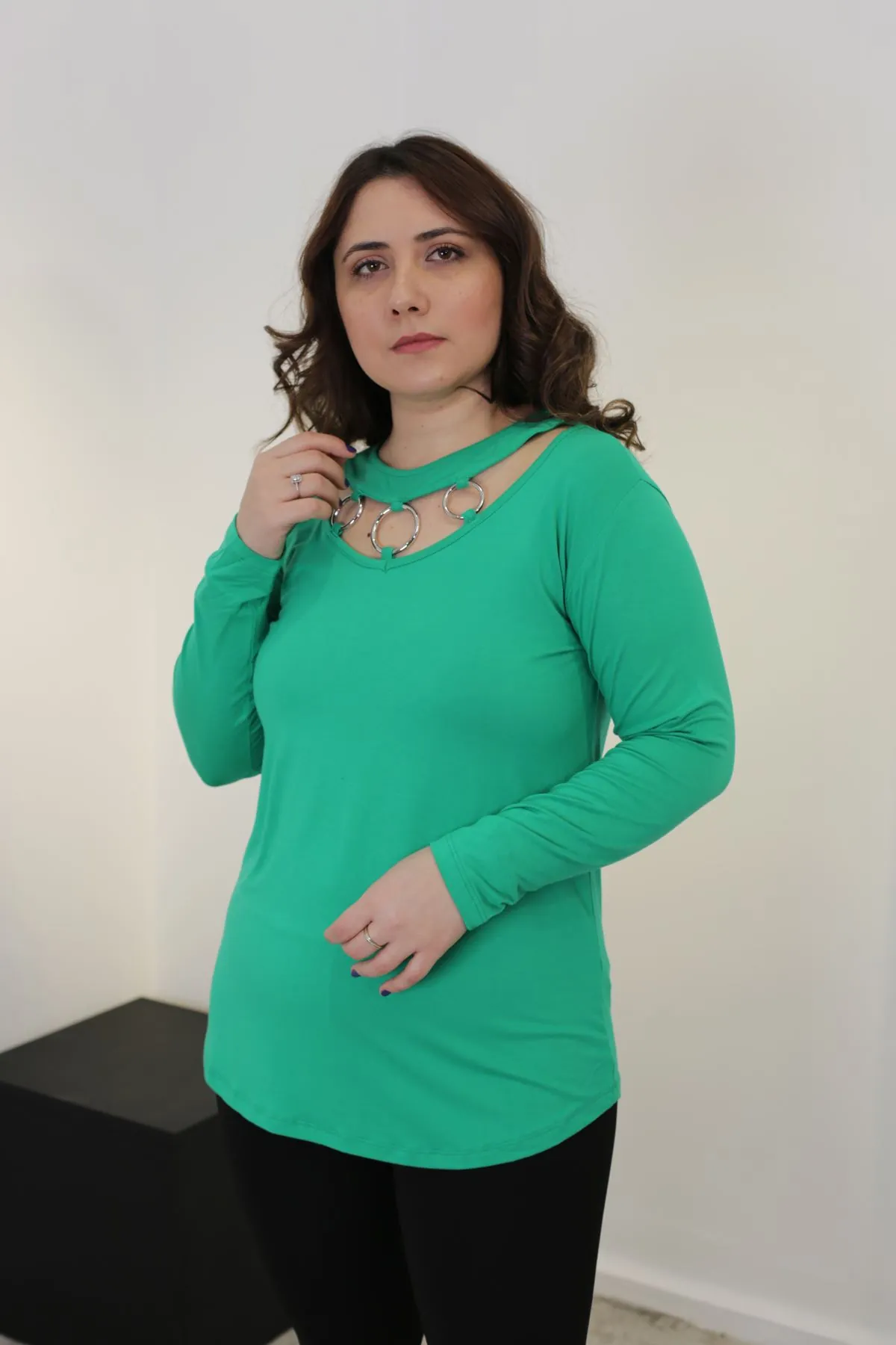 RENKTE YAKASI HALKA DETAYLI ESNEK YEŞİL BLUZ