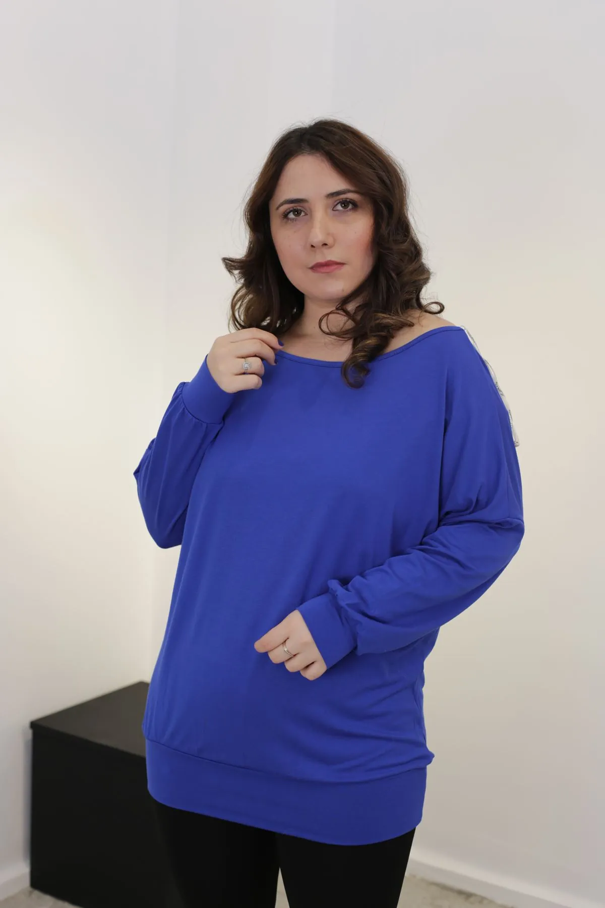 RENKTE GENİŞ KESİM KAYIK YAKA SAKS MAVİ BLUZ