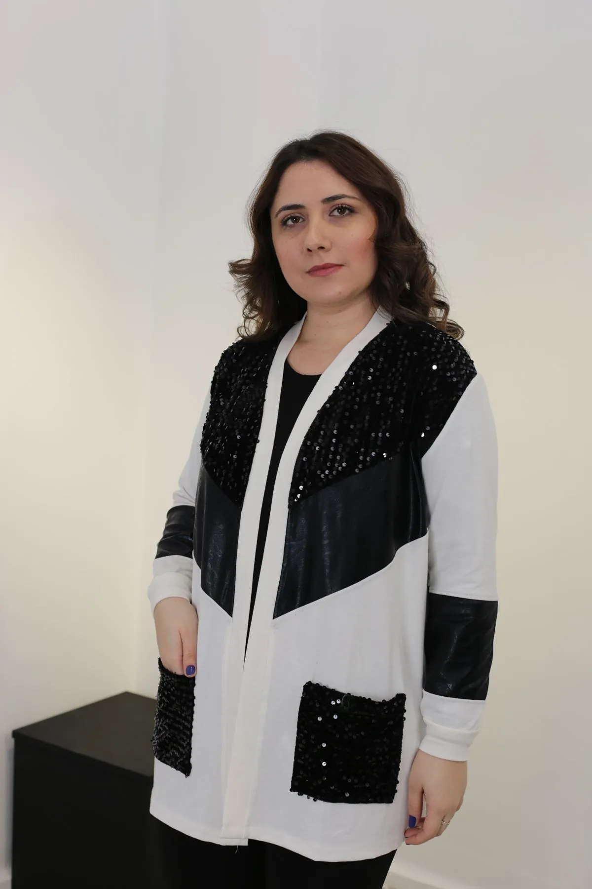 RENKTE DERİ DETAY PAYETLİ BEYAZ TASARIM CEKET