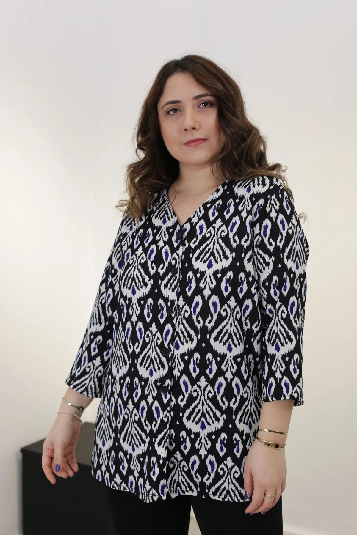 RENKTE BATTAL DESENLİ KAPRİ KOL DÜĞMELİ BLUZ