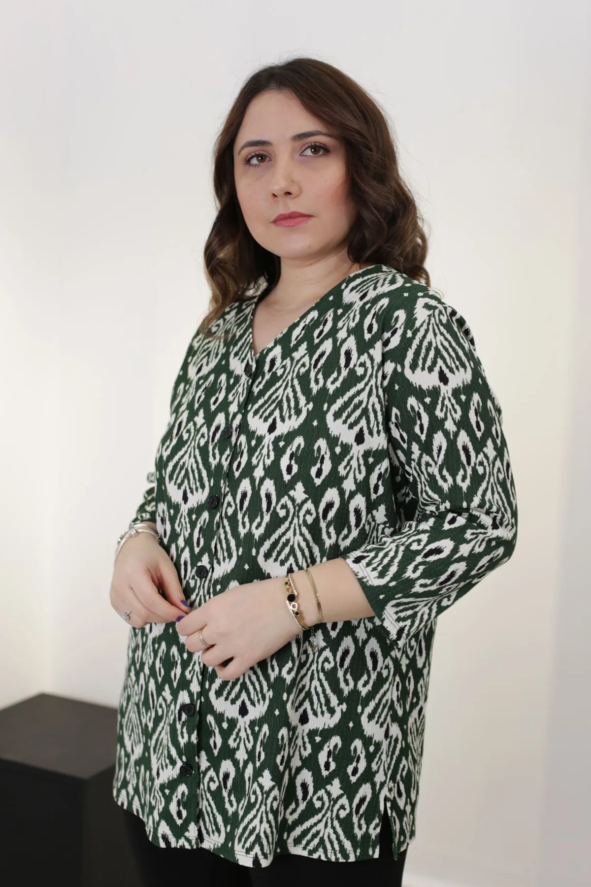 RENKTE BATTAL DESENLİ KAPRİ KOL DÜĞMELİ BLUZ