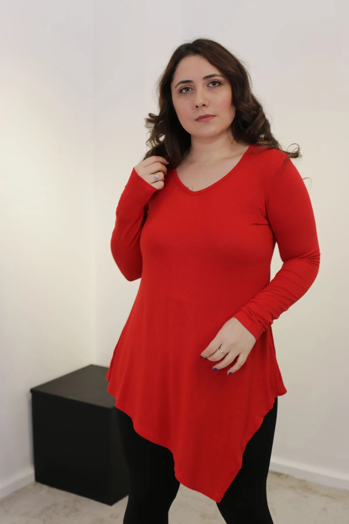 RENKTE GENİŞ KESİM ETEĞİ ASİMETRİK KIRMIZI TUNİK