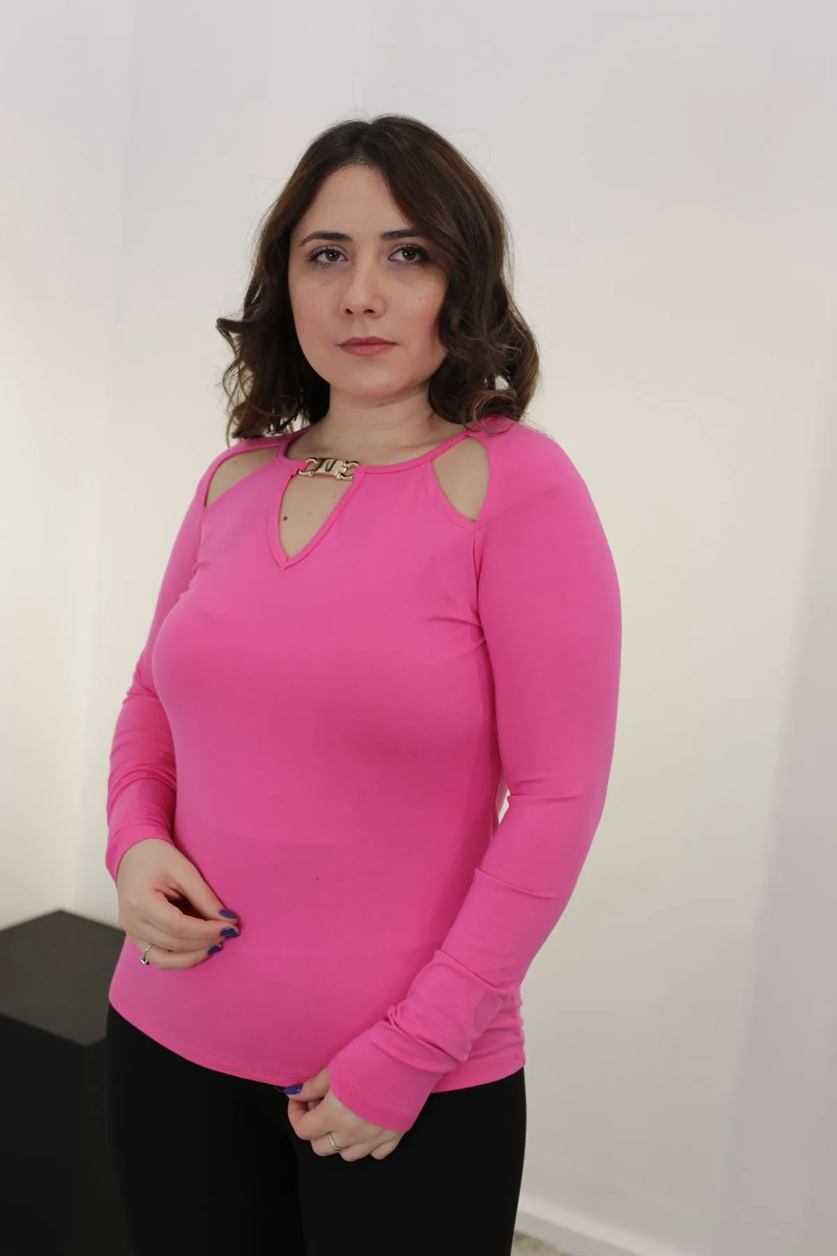 RENKTE YAKASI AKSESUARLI PEMBE BLUZ